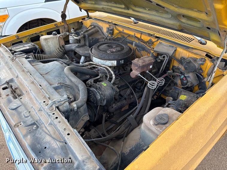 image for item ES5694 1989 Chevrolet Cheyenne 3500 box truck