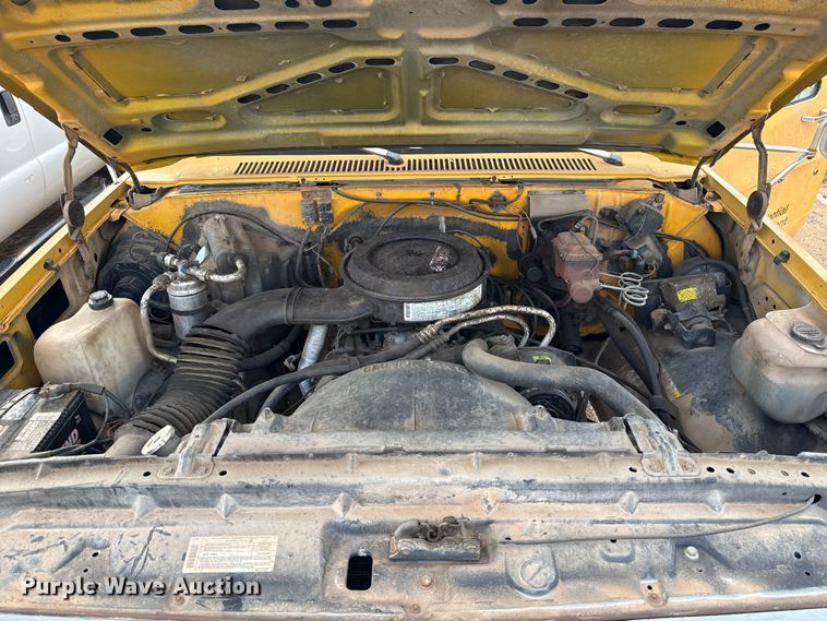 image for item ES5694 1989 Chevrolet Cheyenne 3500 box truck