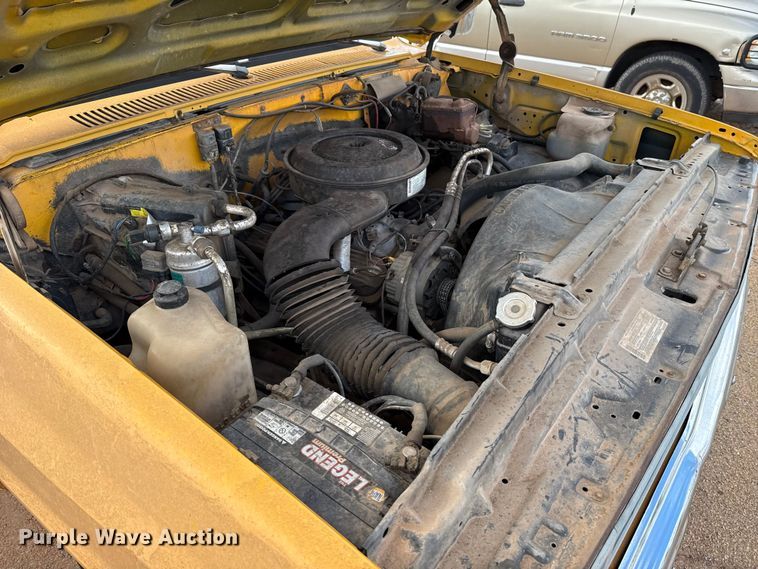 image for item ES5694 1989 Chevrolet Cheyenne 3500 box truck