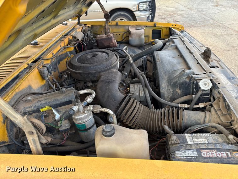 image for item ES5694 1989 Chevrolet Cheyenne 3500 box truck