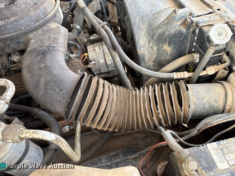 image for item ES5694 1989 Chevrolet Cheyenne 3500 box truck