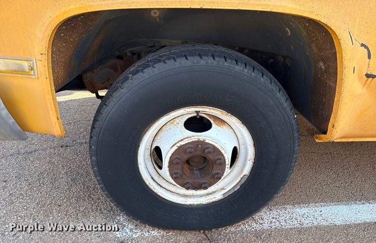 image for item ES5694 1989 Chevrolet Cheyenne 3500 box truck