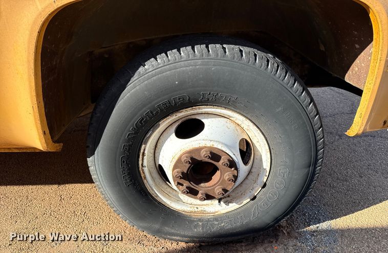 image for item ES5694 1989 Chevrolet Cheyenne 3500 box truck