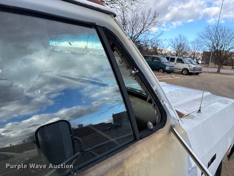 image for item ES5695 1991 Dodge D350 box truck