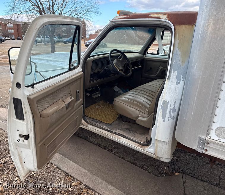 image for item ES5695 1991 Dodge D350 box truck