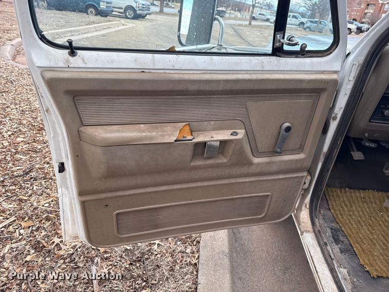 image for item ES5695 1991 Dodge D350 box truck