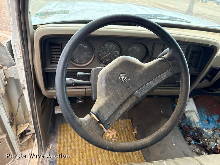 image for item ES5695 1991 Dodge D350 box truck