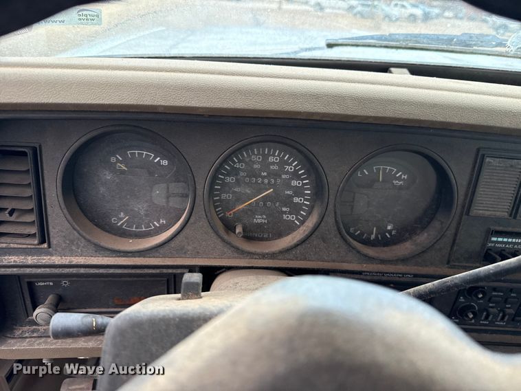 image for item ES5695 1991 Dodge D350 box truck