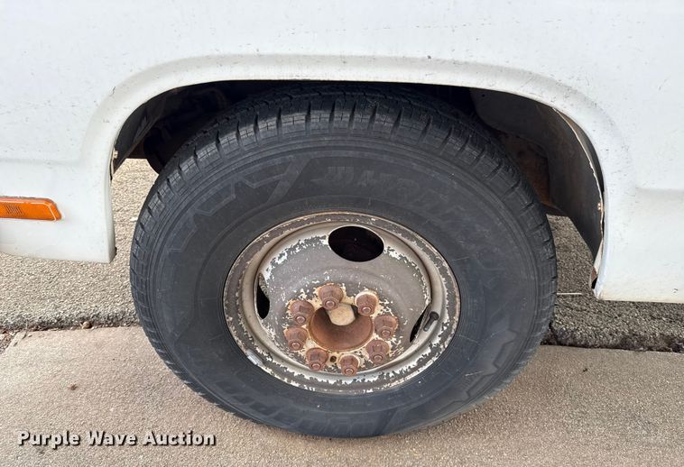 image for item ES5695 1991 Dodge D350 box truck