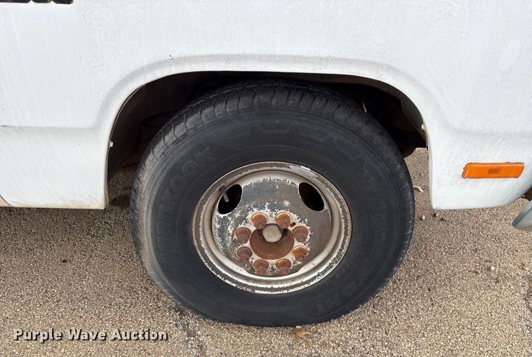 image for item ES5695 1991 Dodge D350 box truck