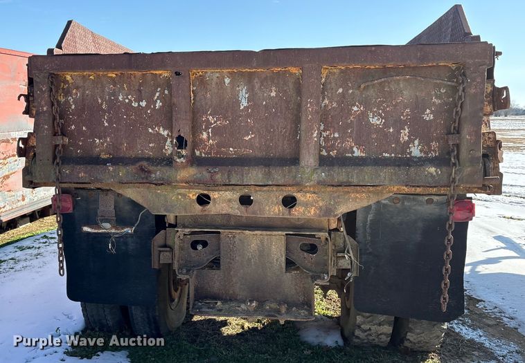image for item ES8543 1981 International 1724 dump truck