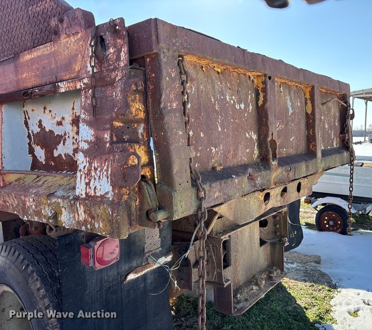 image for item ES8543 1981 International 1724 dump truck