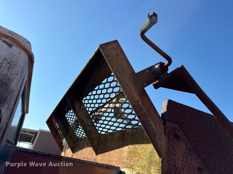 image for item ES8543 1981 International 1724 dump truck