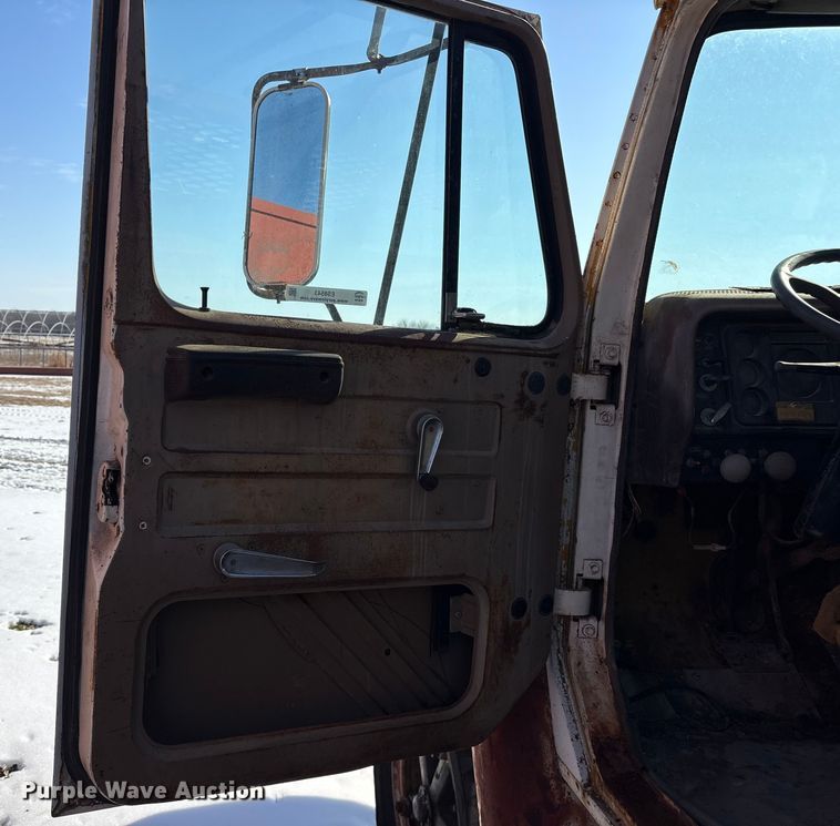 image for item ES8543 1981 International 1724 dump truck