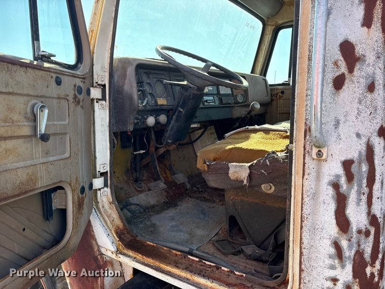 image for item ES8543 1981 International 1724 dump truck