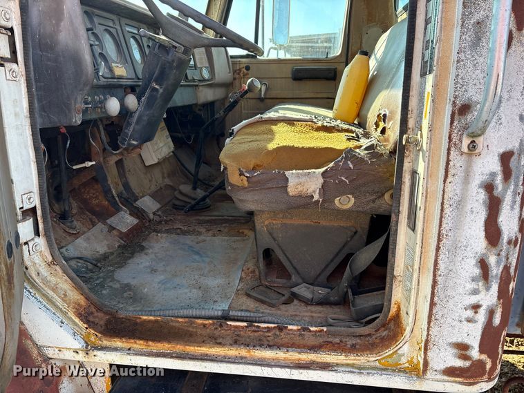 image for item ES8543 1981 International 1724 dump truck