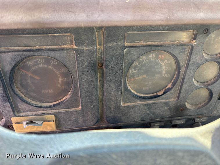 image for item ES8543 1981 International 1724 dump truck