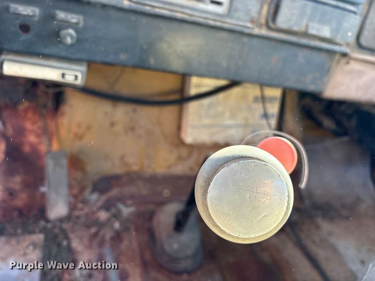 image for item ES8543 1981 International 1724 dump truck