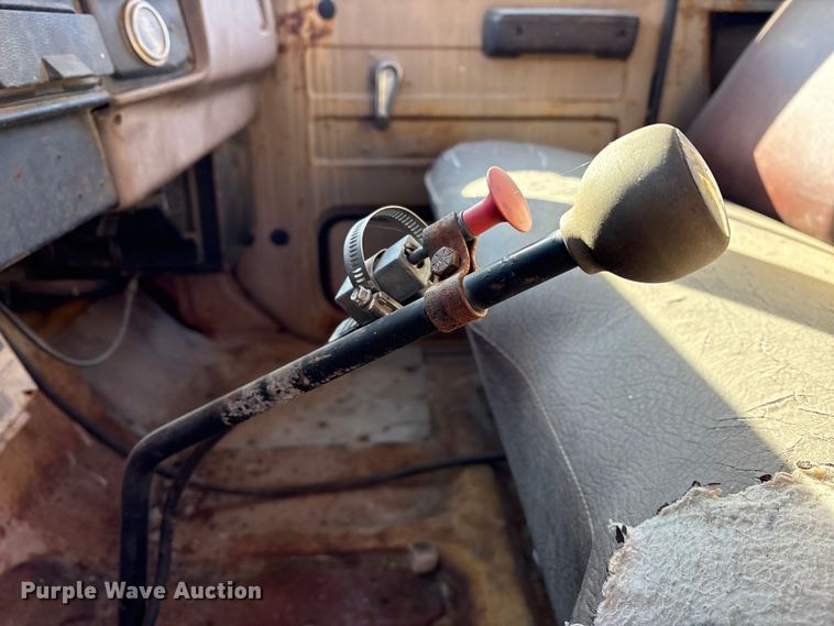 image for item ES8543 1981 International 1724 dump truck