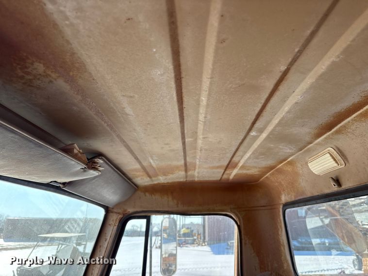 image for item ES8543 1981 International 1724 dump truck