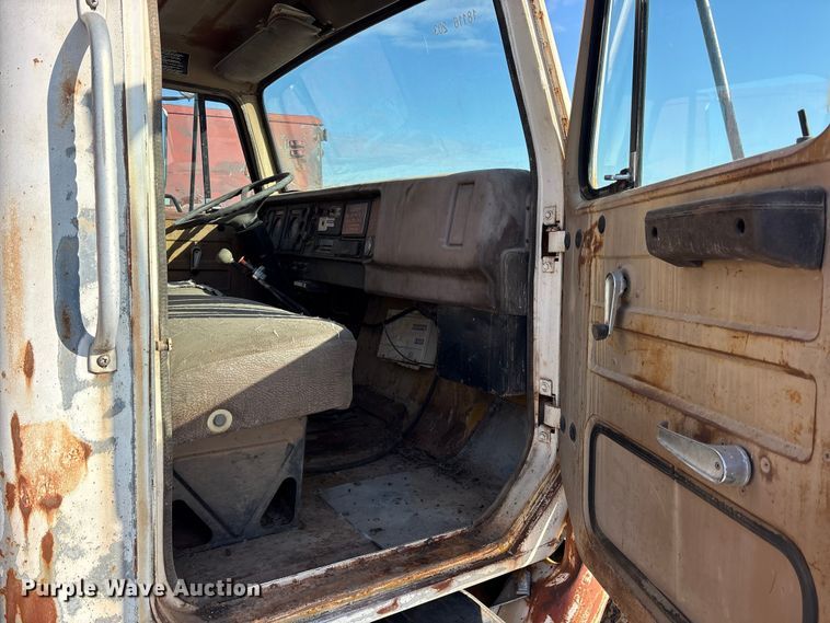 image for item ES8543 1981 International 1724 dump truck