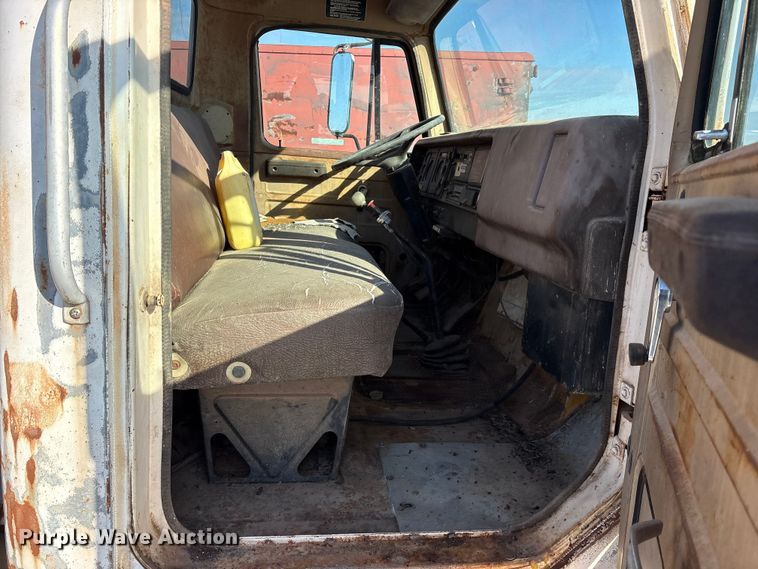 image for item ES8543 1981 International 1724 dump truck