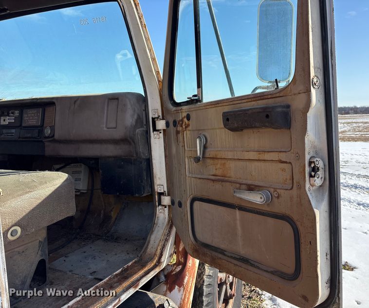 image for item ES8543 1981 International 1724 dump truck