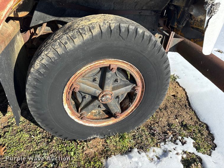 image for item ES8543 1981 International 1724 dump truck
