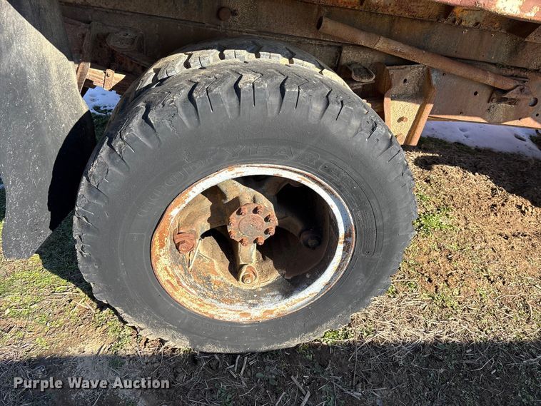 image for item ES8543 1981 International 1724 dump truck