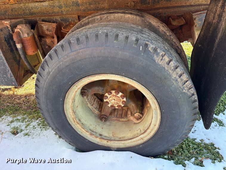 image for item ES8543 1981 International 1724 dump truck