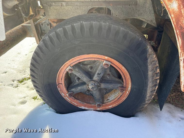 image for item ES8543 1981 International 1724 dump truck