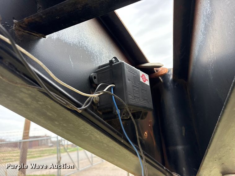 image for item ES8577 1997 Brown flatbed trailer