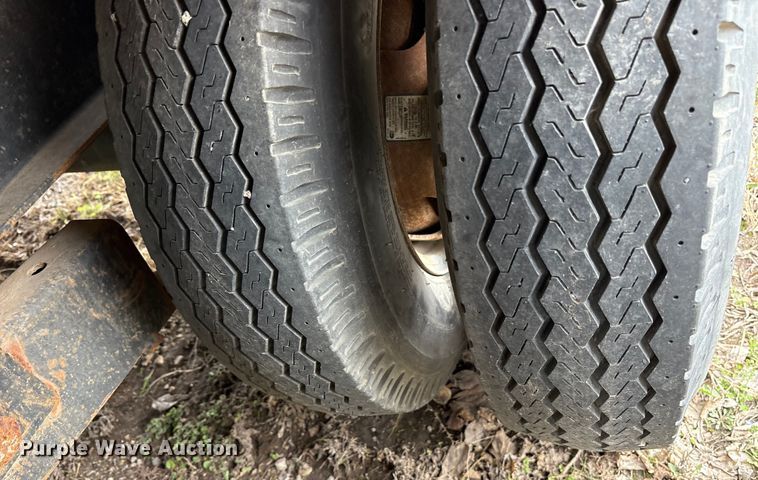 image for item ES8577 1997 Brown flatbed trailer