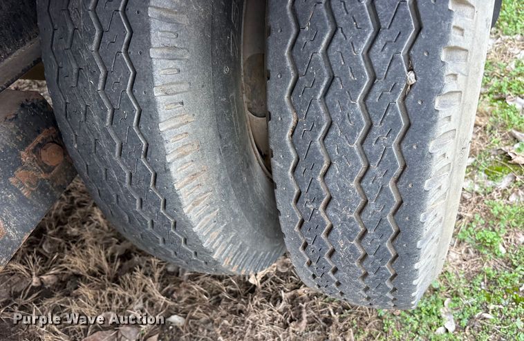 image for item ES8577 1997 Brown flatbed trailer