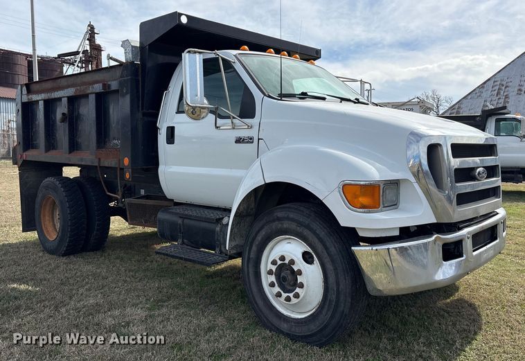 image for item ES8578 2006 Ford F750 Super Duty dump truck