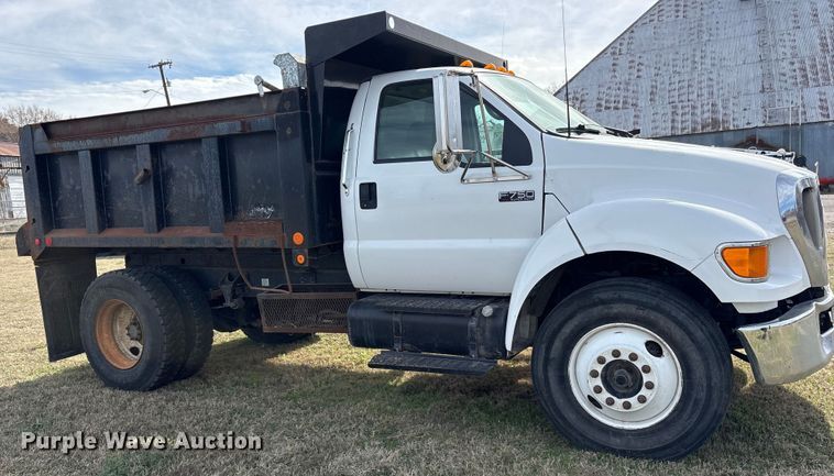 image for item ES8578 2006 Ford F750 Super Duty dump truck