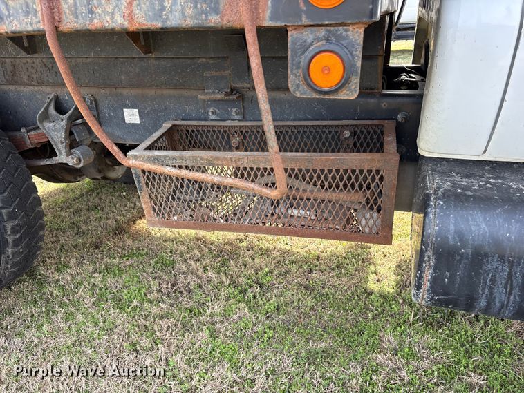 image for item ES8578 2006 Ford F750 Super Duty dump truck