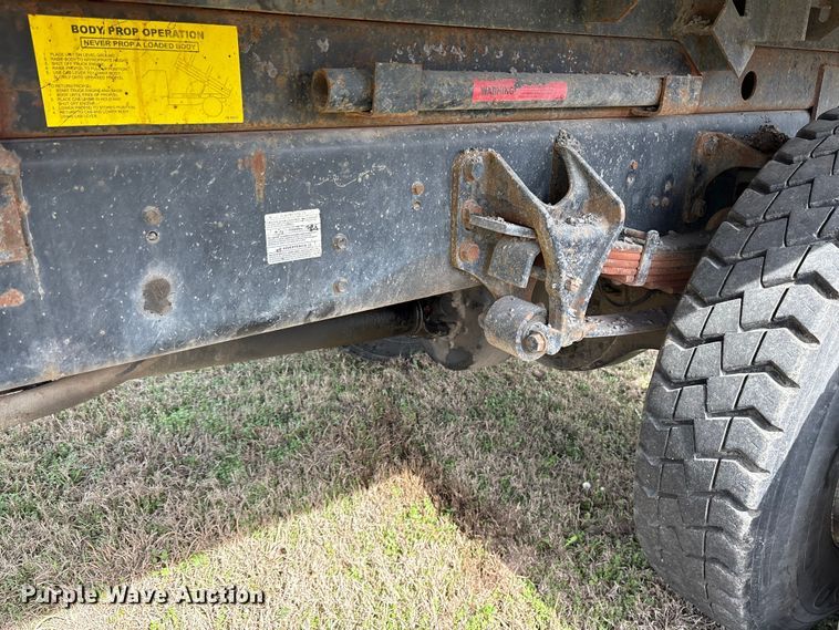 image for item ES8578 2006 Ford F750 Super Duty dump truck