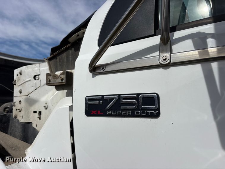 image for item ES8578 2006 Ford F750 Super Duty dump truck