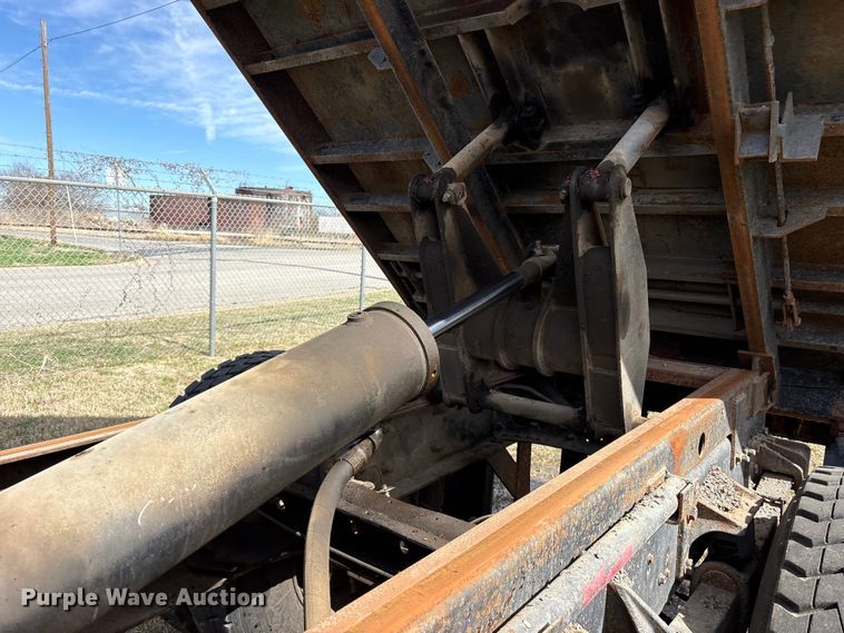 image for item ES8578 2006 Ford F750 Super Duty dump truck