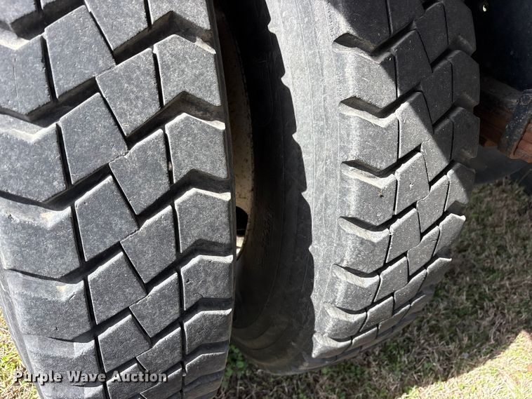 image for item ES8578 2006 Ford F750 Super Duty dump truck