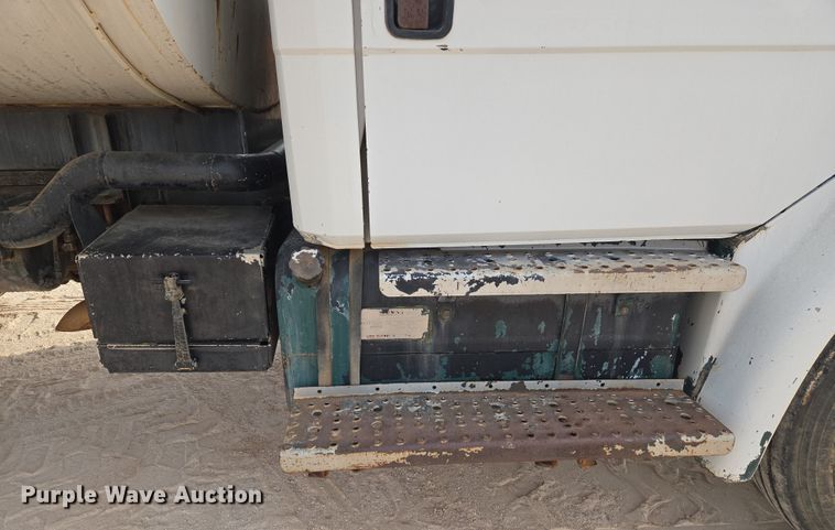 image for item ET1289 1995 Freightliner FL70 water truck