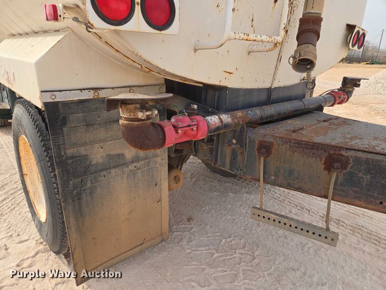 image for item ET1289 1995 Freightliner FL70 water truck