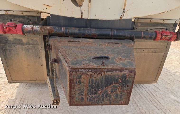 image for item ET1289 1995 Freightliner FL70 water truck