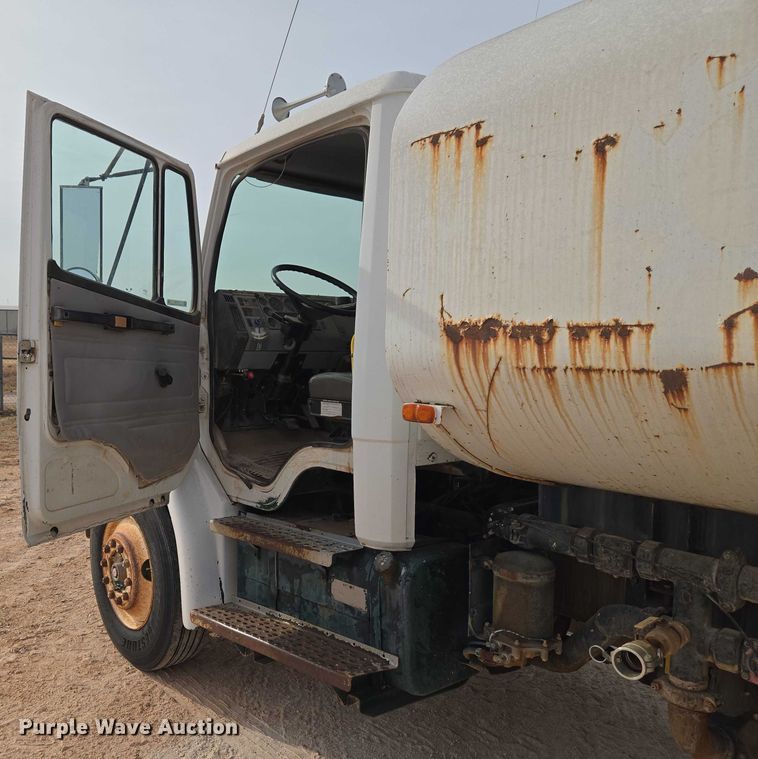 image for item ET1289 1995 Freightliner FL70 water truck