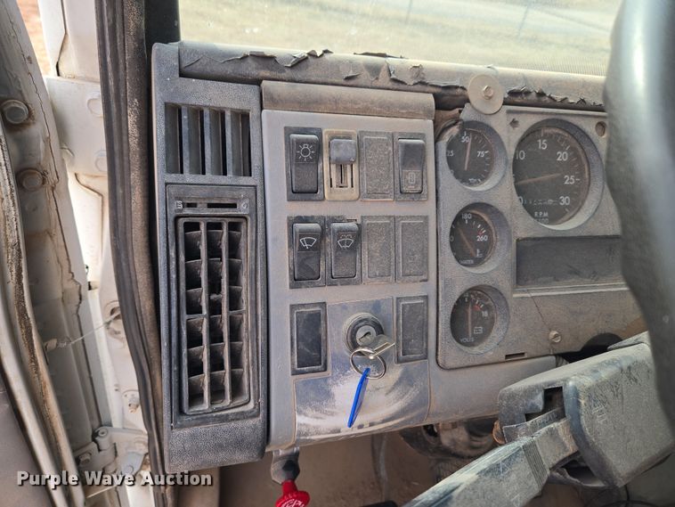 image for item ET1289 1995 Freightliner FL70 water truck