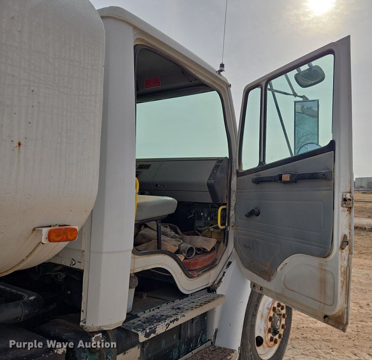 image for item ET1289 1995 Freightliner FL70 water truck