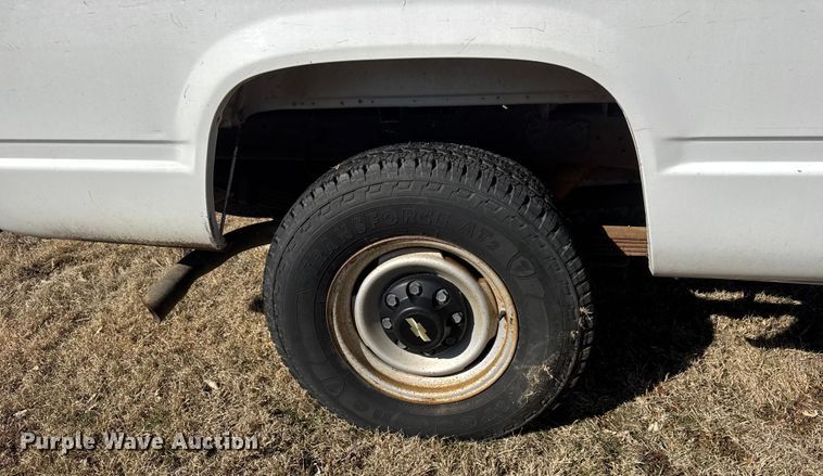 image for item ET1507 1999 Chevrolet C2500 Ext. Cab pickup truck