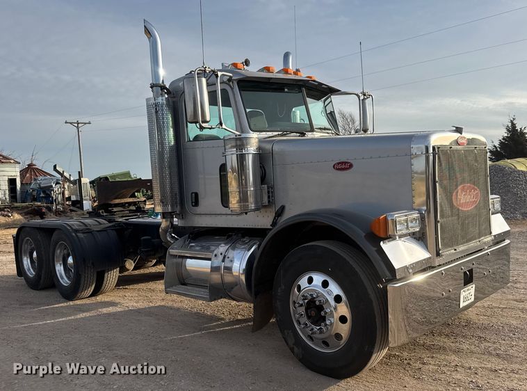 image for item ET1533 2006 Peterbilt 379 Semi truck