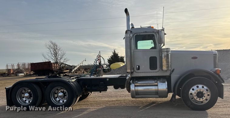 image for item ET1533 2006 Peterbilt 379 Semi truck